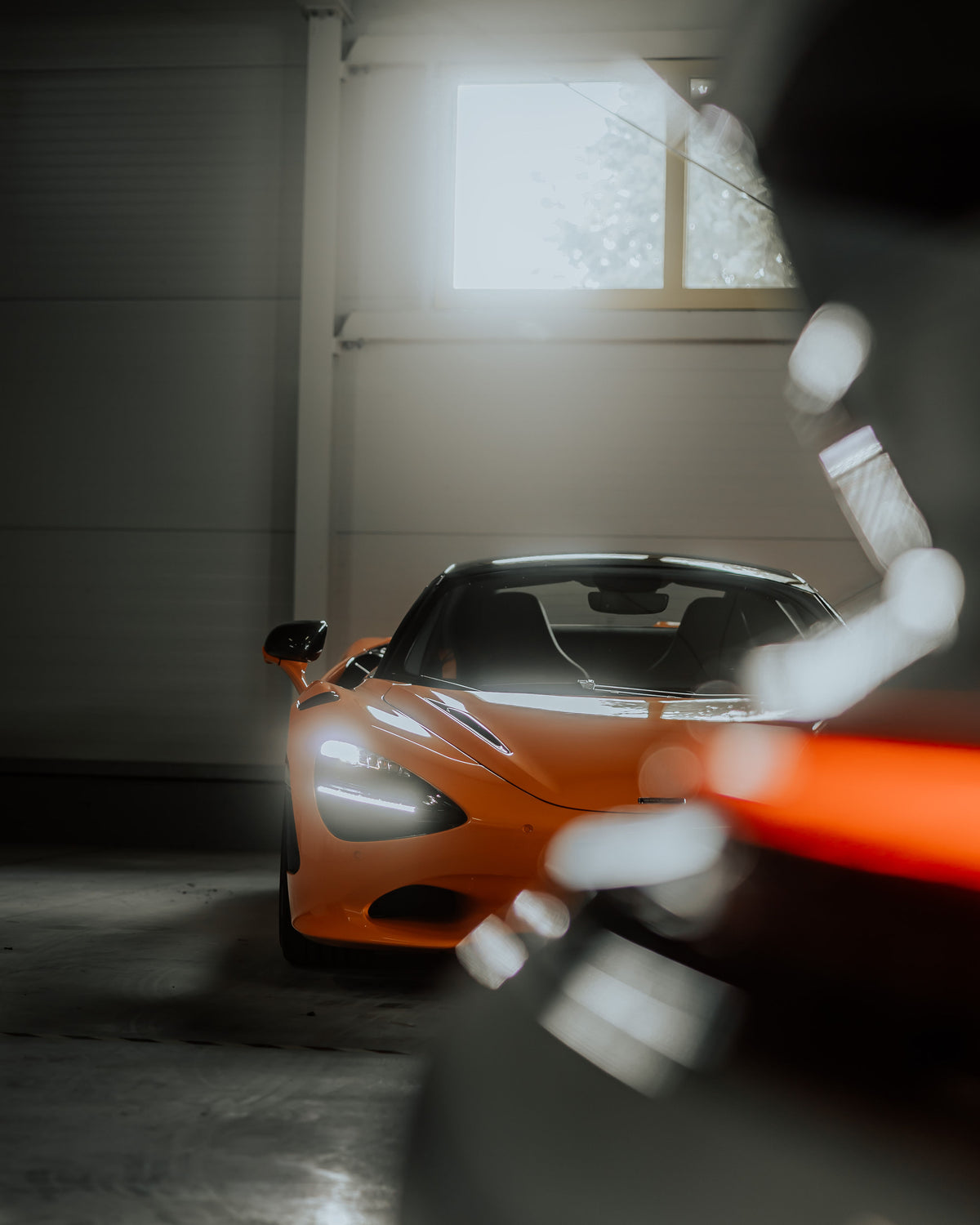 Sportwagen auf dem Leistungsprüfstand