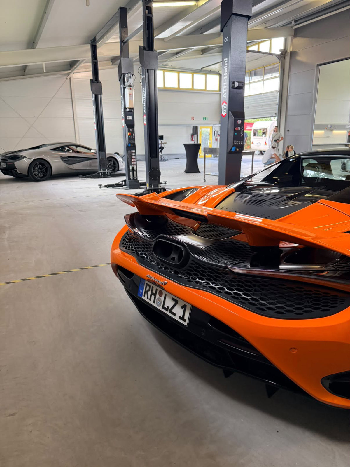 Supercar auf einer Alpenstraße