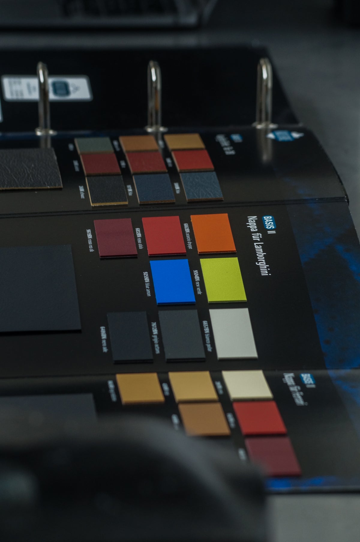 Leder- und Materialproben in vielen Farben