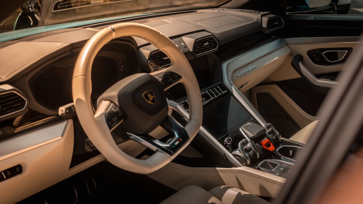 Individuell gestaltetes Interieur eines Supersportwagens