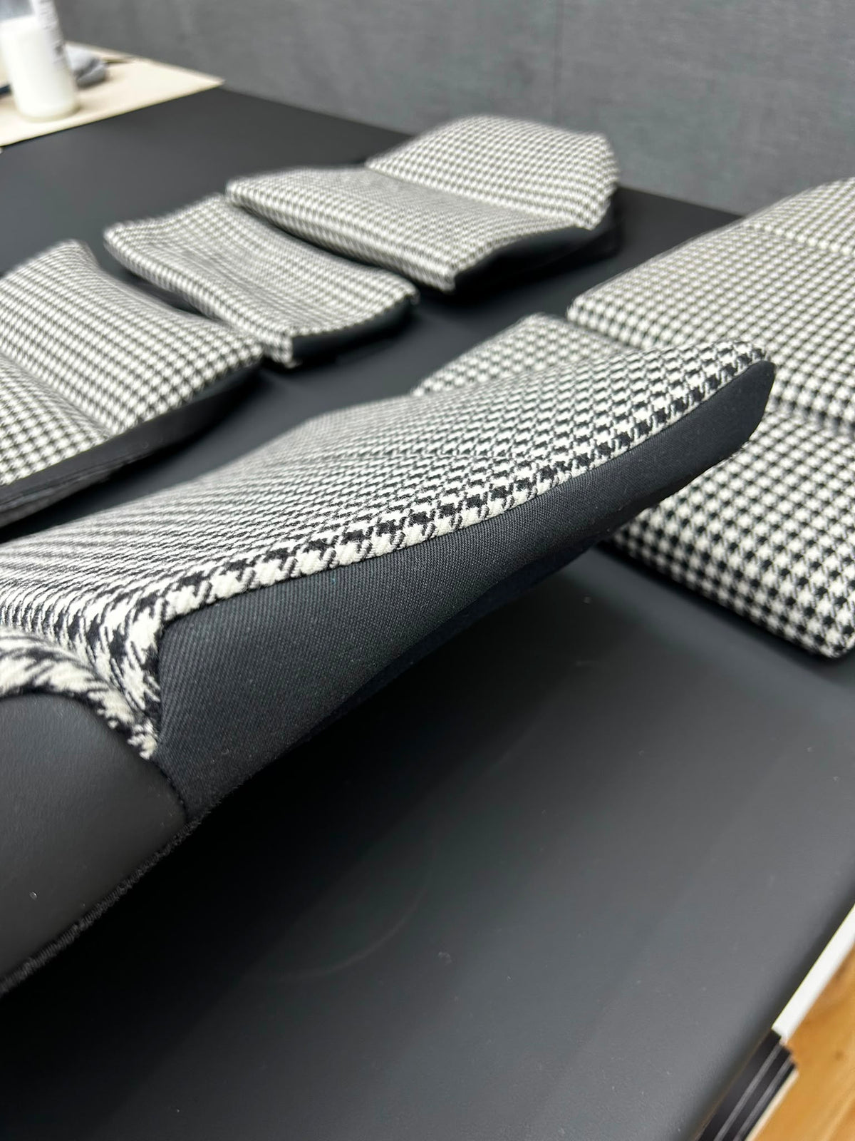 Zugeschnittene Materialien im Atelier