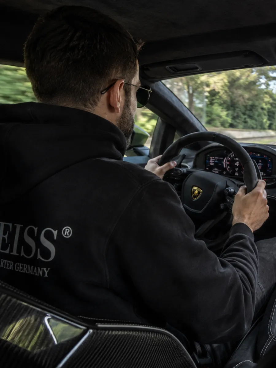 Probefahrt — WEISS Crew am Steuer